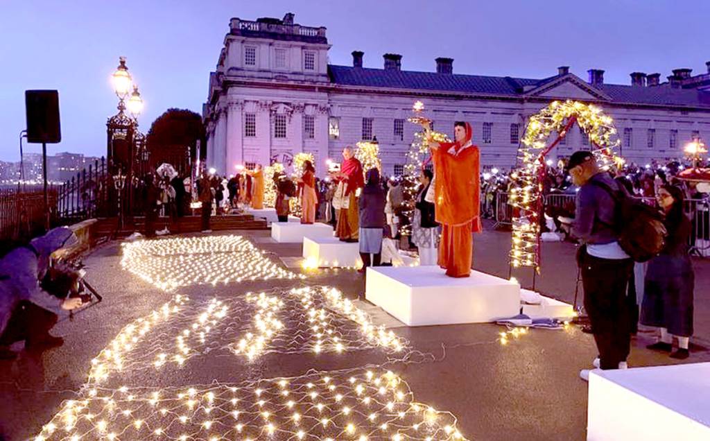 Ganga Aarti Held in London Historic First at the River Thames Draws Thousands